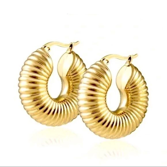 GOLD TEXTURED HOOPS  DESIGN 18K GOLD PLATED STAINLESS STEEL HOLLOW ROBYN NEW! - Picture 1 of 14